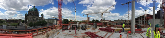 Dekoratives Bild.Baukräne auf einer großen Baustelle.