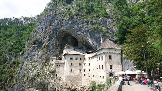 Gebäude am Hang eines Berges.