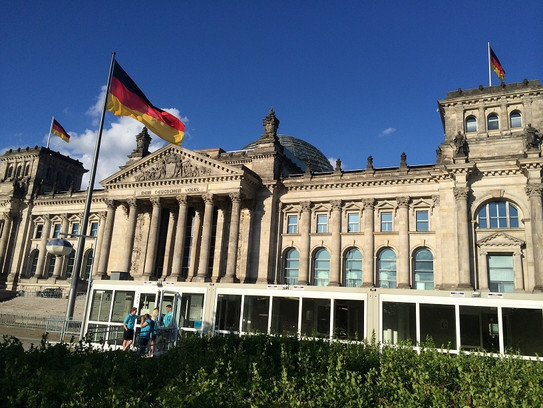 Frontalansicht des Bundestages.