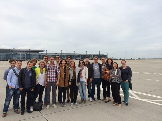 Gruppenfoto auf dem flughafen Berlin-Brandenburg.