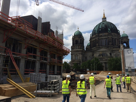 Exkursionsteilnehmer vor dem Berliner Schloss.