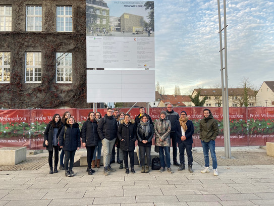 Gruppenfoto vor dem Rat und Bürgerhaus