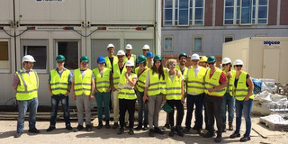 Gruppenbild der Exkursion. Alle tragen gelbe Warnwesten.