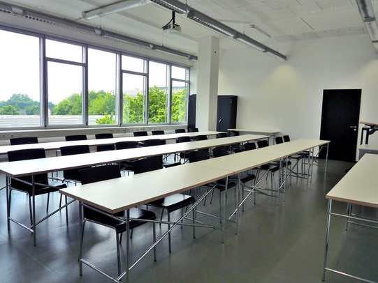 Tischreihen im Raum 413.