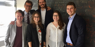 Gruppenfoto vor einer Tafel.