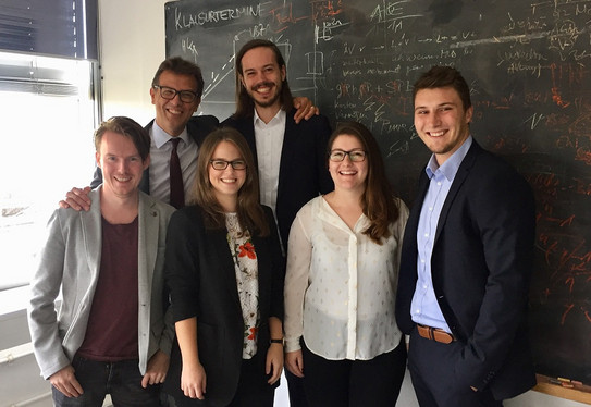 Gruppenbild der Preisträger vom Lehrstuhl Immobilienwirtschaft cor einer Tafel