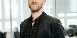 Porträtfoto von Gastdozent Nils Freiberg.