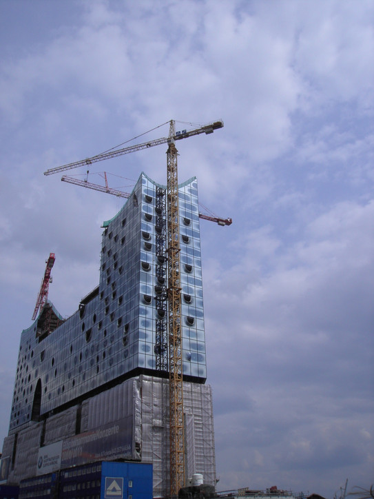 Kran vor Elbphilharmonie