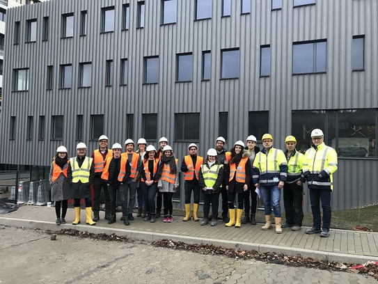 Gruppenfoto vor Gebäude